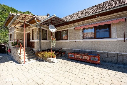 Gospodărie completă cu teren de 5.000 mp-Poiana Mărului, 198.000 €