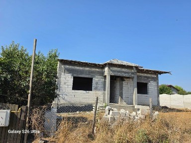Vand teren + casa in constructie