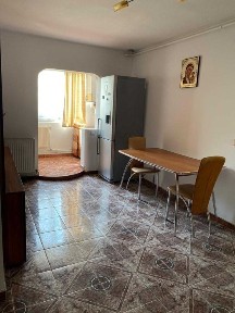 Vand apartament 3 camere decomandat si mobilat în zona Stadion