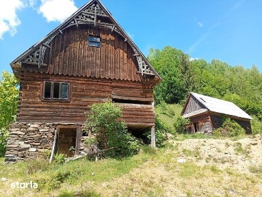 Vand teren plus anexe acasa si grajd