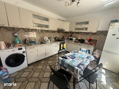 Casă P+1+beci înalt, cu 2 spații comerciale și 740 mp teren Victoria