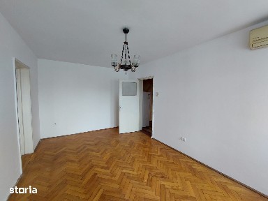Vând apartament cu trei camere, strada General Eremia Grigorescu.