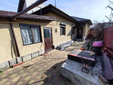 Casa Voluntari din cărămidă renovată.