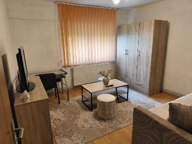 Dau în chirie garsonieră amenajată, utilată, confort I la parter, în cartierul Dâmbul Pietros intr-o zonă liniștită.