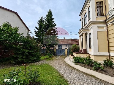 Clădire 460 mp în zona centrală, teren 1.371 mp și 30 locuri parcare