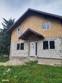 Casă în construcție cu mansardă în zonă rurală
