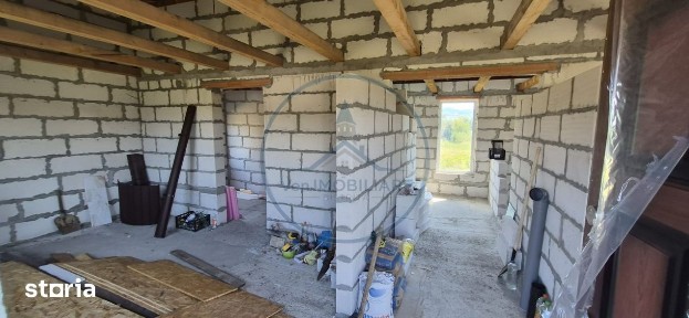Casa la rosu de vanzare in Dumitra - 1.500 mp teren!