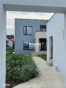 Persoana juridica de vanzare doua VILE DE LUX cu vedere la lac CORBEAN