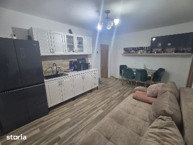 Apartament cu 3 camere de vânzare în Curtea de Argeș.