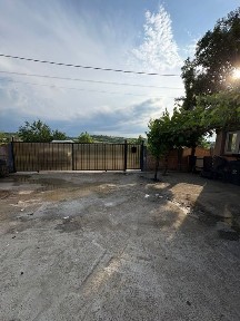 Vand casa/ schimb cu apartament 2 camere