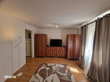 Casuta centrala la curte cu parcare - inchiriez
