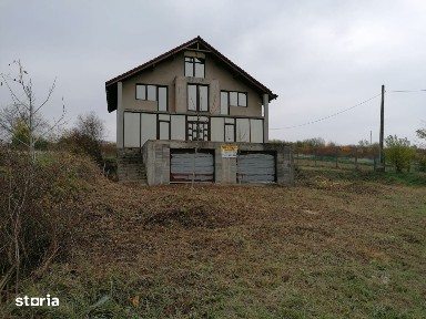 Casă cu etaj nefinalizata + teren în comuna Paleu