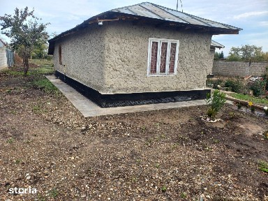 Casă cu 4 camere, curte mare, preț accesibil