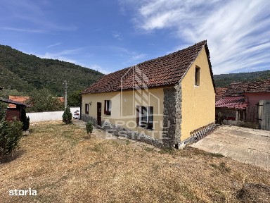 Casa batraneasca, renovata complet, teren 640mp, in Dabaca, Hunedoara
