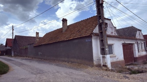 Casă cu două corpuri de locuit și șură mare, aproape de centrul comunei Dumbrăvița, Brașov