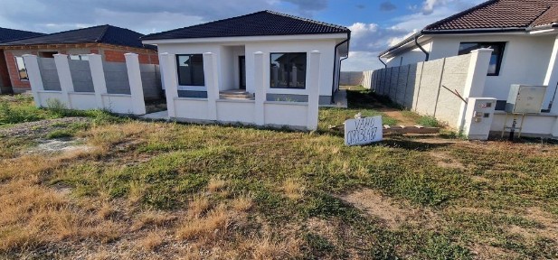 Casa in Santandrei ingradita in totalitate.