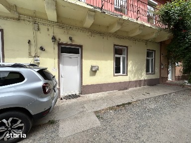 Vand spatiu ultracentral,Revolutiei (Teatru)in curte,parter, st.124 mp.