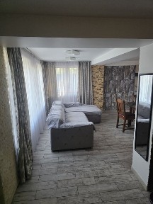 Închiriez apartament la vilă.