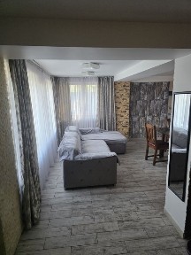 Închiriez apartament la vilă.