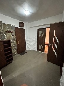 Inchiriez apartament cu 2 camere decomandat str Magheru etaj 1