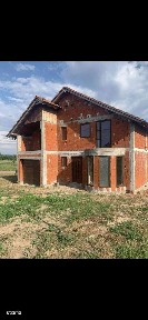 Casă de vânzare cu pivniță și mansardă