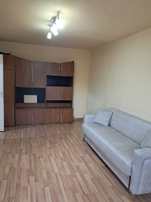 Închiriez apartament cu 3 camere