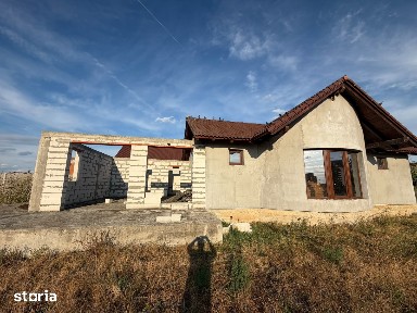 Casa cu 3 camere, teren 930 mp