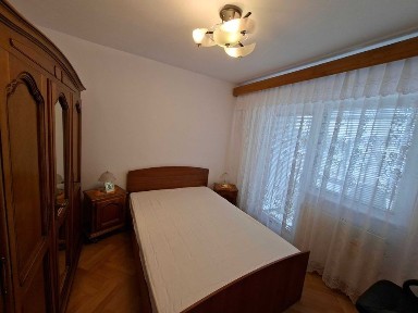 Inchiriez apartament 3 camere, zona Valea Aurie