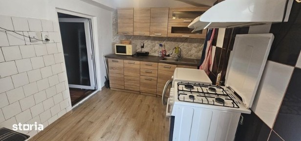 Inchiriez apartament la curte