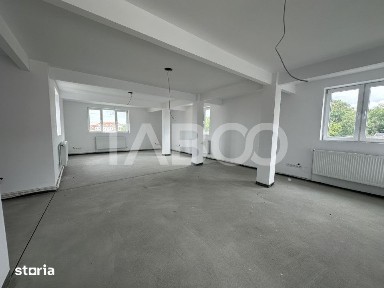Spatiu comercial cu vitrina pe 3 niveluri cu suprafata utila de 915mp
