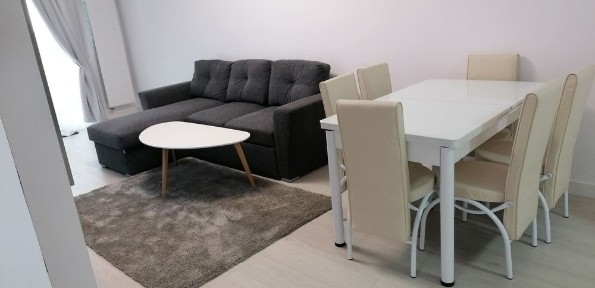 Inchiriez apartament cu două camere foarte mari în White Tower (complet utilat) 2500 lei.