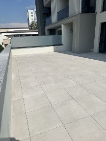 Apartament nou 3 camere, terasa 84 mp, etaj 1 semifinisat