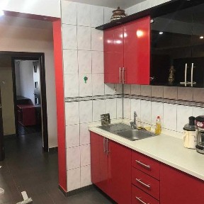 Apartament de 3 camere, confort 1 sporit, avand suprafata utila de 83 mp. Acesta se afla intr-un bloc reabilitat termic.