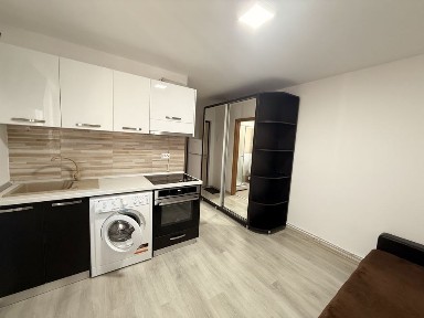 Garsoniera, Poitiers, 240e