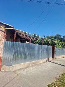 Casă 3 camere, colț de stradă, 800 m Shopping City - centrală, baie, pivniță