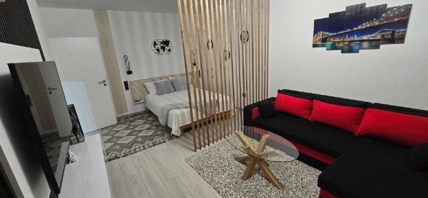 Particuñar vinde Garsoniera decomandata Bartolomeu,Avangarden 3 Brasov.Bloc nou,mobilata modern,parcare,boxa,ynternet si televiziune.Pret 95.000€