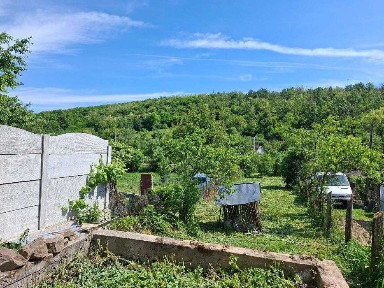 Vând o casă mică în CLADOVA-Valea Mare