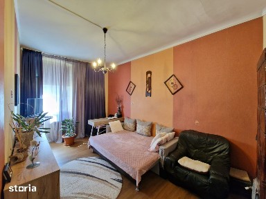 Apartament 2 camere la curte comuna - Strada General Traian Mosoiu.