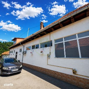 Proprietate deosebita in Zarnesti - Doua case, spatiu comercial si t