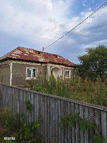 Casă cu 2 camere, teren intravilan 6400 mp, acces asfaltat