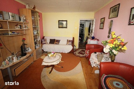 Vând apartament 3 camere în Hunedoara, Micro7-Trandafirilor, etaj 1.