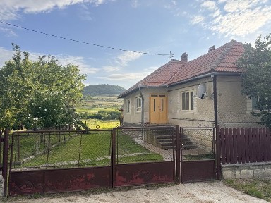 Casa Cornesti 4.130 mp, centrul comunei Cornesti, Cluj