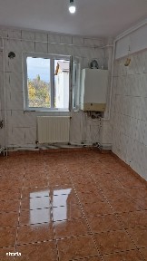 Apartament cu balcon, 3 camere, terasa la etajul 4