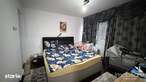 Apartament 3 camere de vânzare - Petroșani, Piața Dacia, Etaj 2