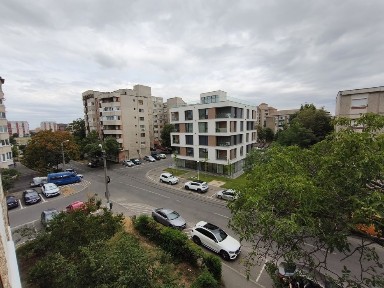 Proprietar,vand Pb mare, foarte spatios cu 3 camere, etaj intermediar, zona Prima-Decebal