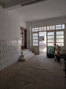 Vînd casă cu 8 camere, 2 curți,anexe, mobilată