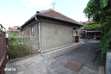 Vând casă P+Pod în Hunedoara, zona Chizid, teren 250mp, anexe.