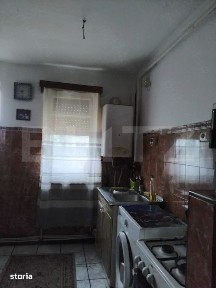 Apartament cu 3 camere, zona Blocuri, decomandat