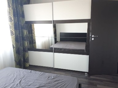 Proprietar închiriez apartament 3 camere, bloc nou, zonă Centrală, cu loc de parcare inclus in curte