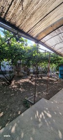 Casa cu 3 camere, anexe, curte si gradina